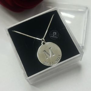 Pingente personalizado com inicial e data a laser