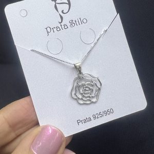 Colar com pingente rosa (laser)